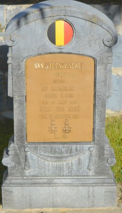 Jean Edouard Polycarpus Leopold Van Steenwinckel: grafsteen